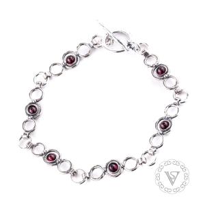 Stříbrný náramek s granáty