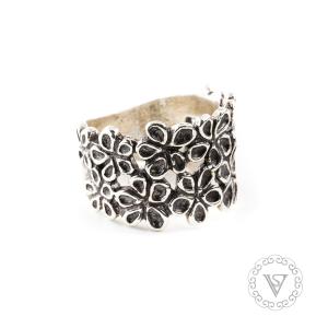 Stříbrný prsten s kytičkami