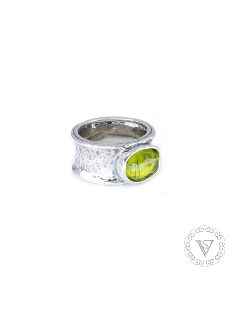 Stříbrný prsten s peridotem