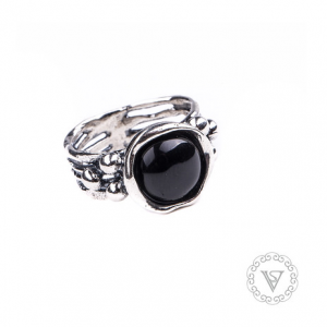 Stříbrný prsten s onyxem