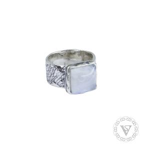 Stříbrný prsten s moonstonem