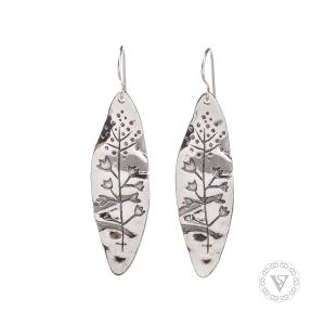 Stříbrné visací náušnice s rostlinnými reliéfy