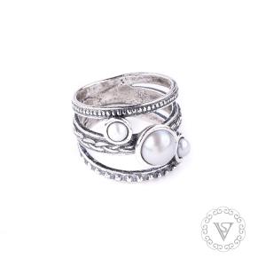 Stříbrný prsten s perlami