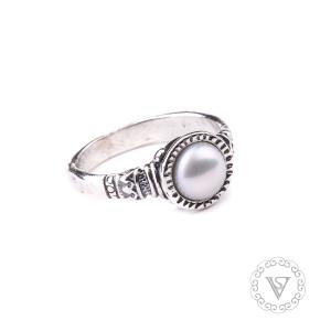 Stříbrný prsten s perlou