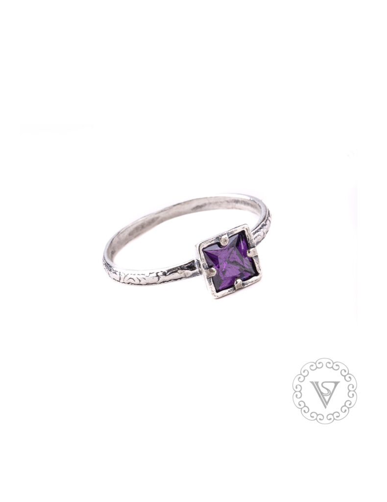 Stříbrný prsten se zirkonem