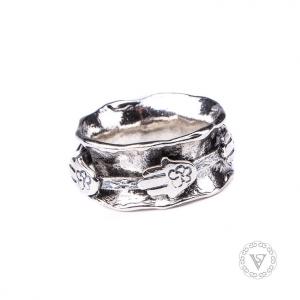 Stříbrný prsten s pohyblivým kroužkem a chamsou