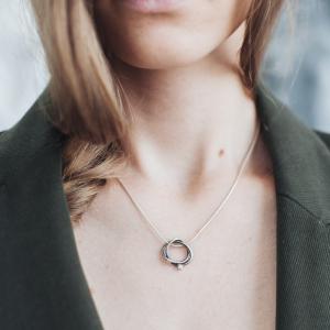 Stříbrný náhrdelník Liora s bílým topazem