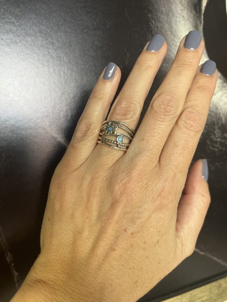 Stříbrný prsten s kytičkou a opály - Obrázek 2