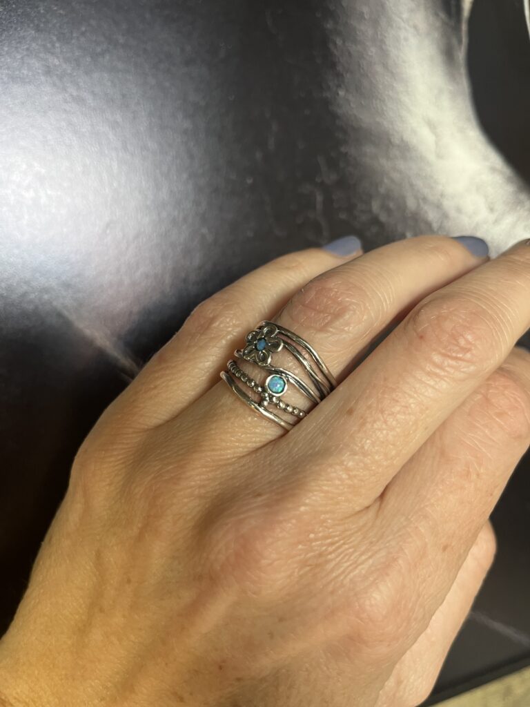 Stříbrný prsten s kytičkou a opály - Obrázek 4